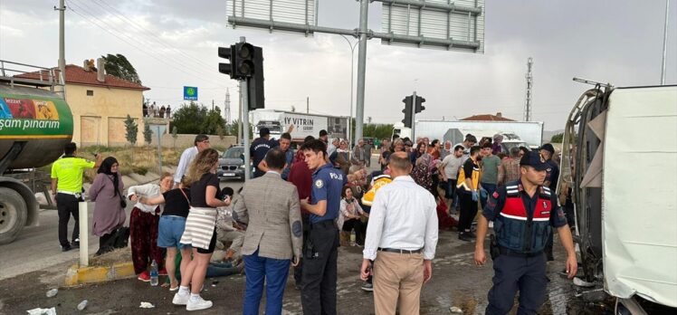 Afyonkarahisar'da minibüs ile kamyon çarpıştı, 25 kişi yaralandı