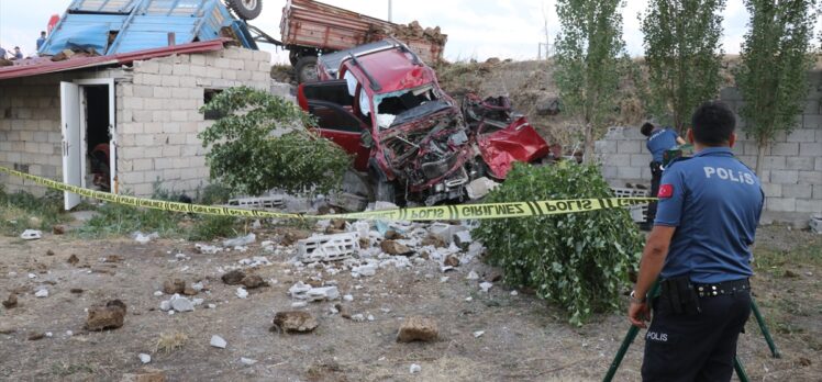 Ağrı'da kamyonet ile traktörün çarpışması sonucu 6 kişi yaralandı