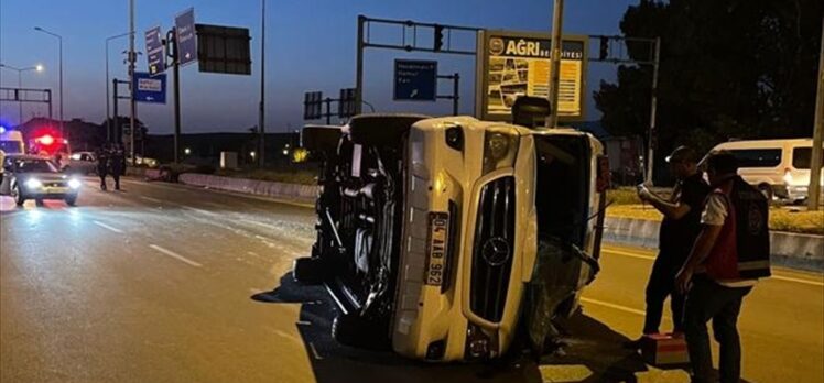 Ağrı'da minibüsle otomobil çarpıştı, 1 bebek öldü, 16 kişi yaralandı