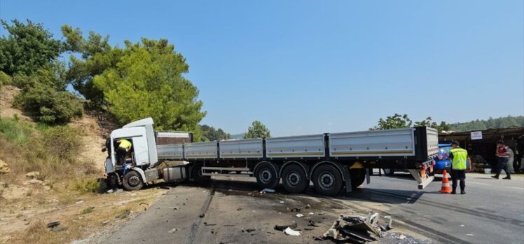 Antalya'da kamyonetle tırın çarpıştığı kazada 2 kişi öldü, 1 kişi yaralandı