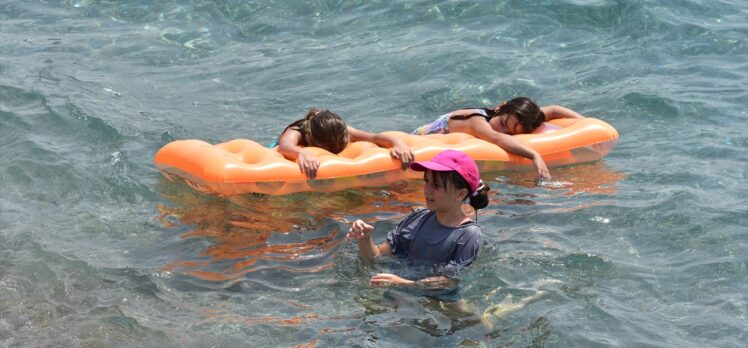 Antalya'da sıcak hava ve nemden bunalanlar sahillerde yoğunluk oluşturdu