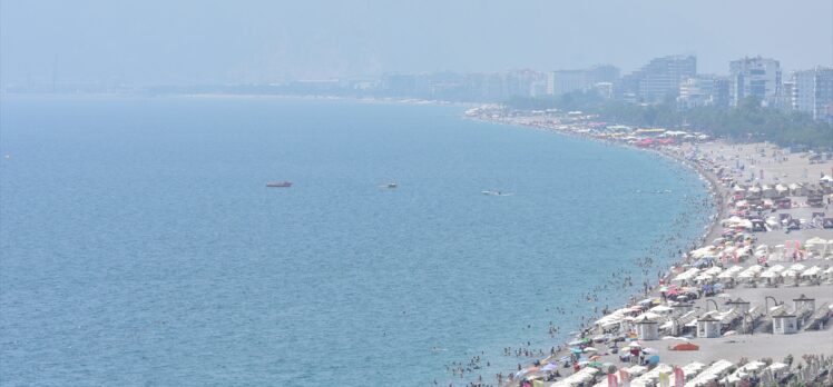 Antalya'da sıcak hava ve yüksek nem bunalttı