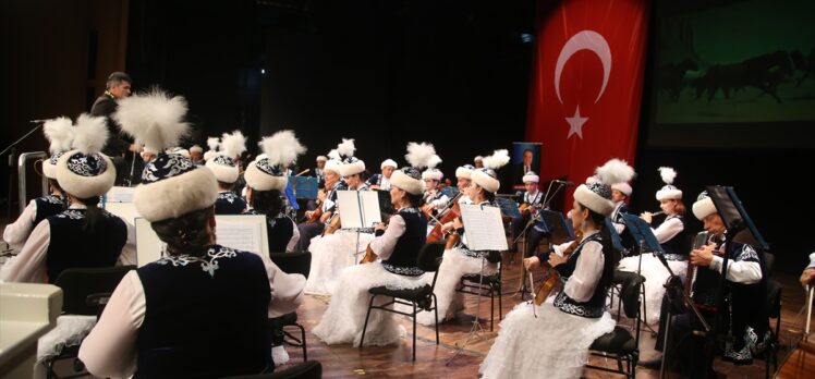 Antalya'da Tattimbet Akademik Halk Çalgıları Orkestrası konser verdi