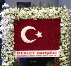 Bahçeli’den AK Parti'nin 22. kuruluş yıl dönümü için Türk bayraklı kutlama çiçeği