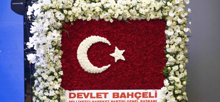 Bahçeli’den AK Parti'nin 22. kuruluş yıl dönümü için Türk bayraklı kutlama çiçeği