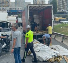 Bahçelievler'de devrilen kamyonetin sürücüsü aracı bırakıp kaçtı