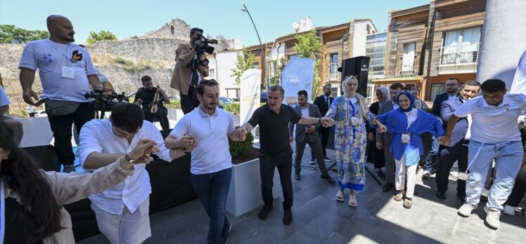 Bakan Bak, Fatih'te gençlerle bir araya geldi