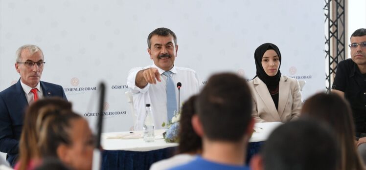 Bakan Tekin, İstanbul'da öğretmenlerle buluştu