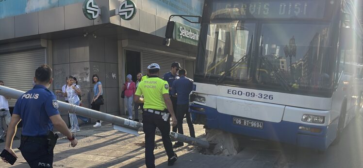 Başkentte EGO otobüsünün sinyalizasyon direğine çarptığı kazada 1 kişi yaralandı