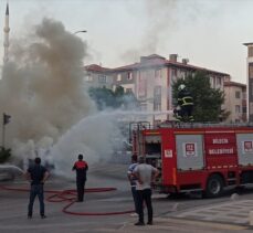 Bilecik'te kırmızı ışıkta bekleyen otomobil alev aldı