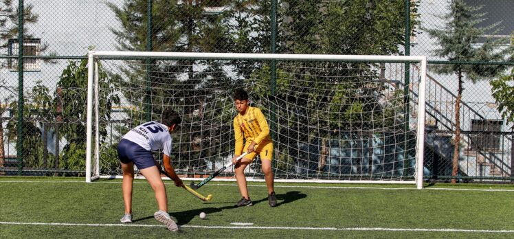 Çim hokeyi şampiyonu Diyarbakırlı çocuklar, yeni başarılar için yazı antrenmanla geçiriyor