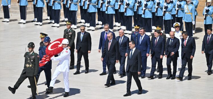 Cumhurbaşkanı Erdoğan başkanlığındaki YAŞ üyeleri Anıtkabir'i ziyaret etti