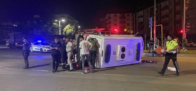 Elazığ'da ambulans ile kamyonetin çarpışması sonucu 5 kişi yaralandı