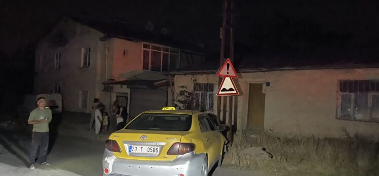 Elazığ'da ticari taksi önce yayaya ardından direğe çarptı 2 kişi yaralandı