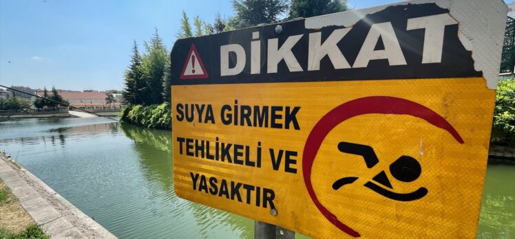 Eskişehir'de çocuklar yüzmenin tehlikeli ve yasak olduğu Porsuk Çayı'na giriyor