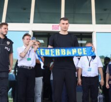 Fenerbahçe'nin transferi için prensipte anlaştığı Dominik Livakovic, İstanbul'a geldi