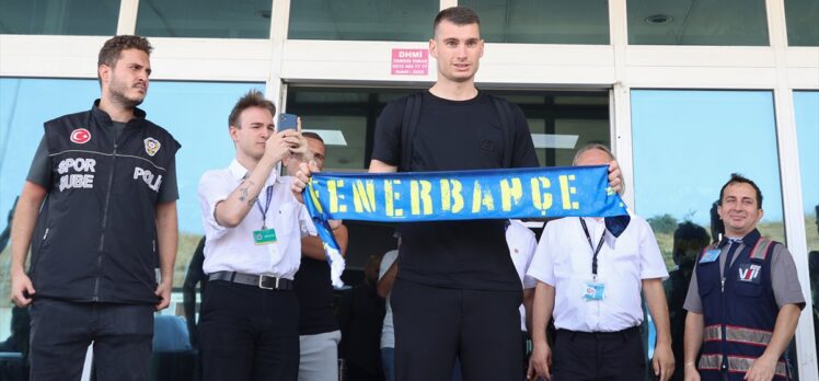 Fenerbahçe'nin transferi için prensipte anlaştığı Dominik Livakovic, İstanbul'a geldi