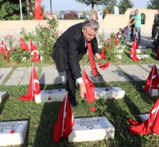 Gençlik ve Spor Bakanı Bak, Dumlupınar Şehitliği'ni ziyaret etti