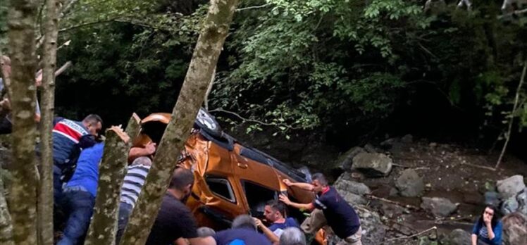 Giresun'da dere yatağına devrilen otomobilde 1 kişi öldü, 4 kişi yaralandı