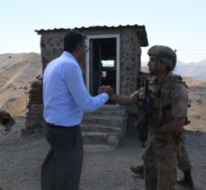 Hakkari Valisi Çelik, üs bölgelerindeki güvenlik güçleriyle bir araya geldi