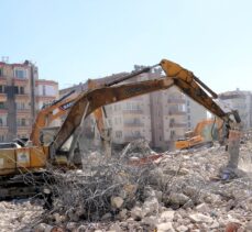 Hatay'da ağır hasarlı binaların yıkımı devam ediyor