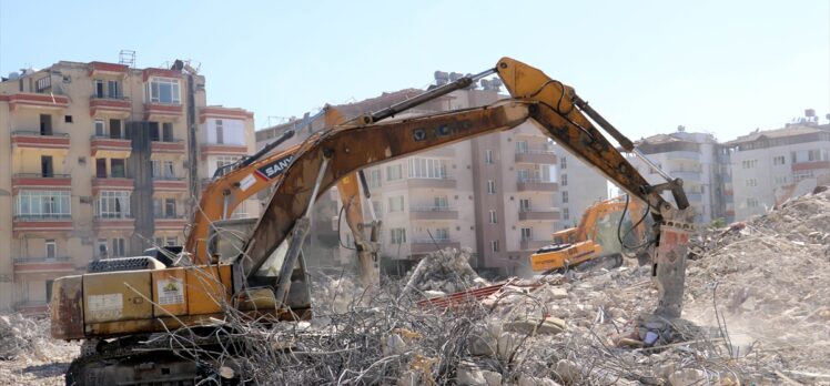 Hatay'da ağır hasarlı binaların yıkımı devam ediyor