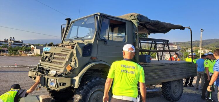 Hatay'da askeri aracın tıra çarpması sonucu 10 asker yaralandı