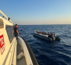 İzmir açıklarında geri itilen 67 düzensiz göçmen kurtarıldı