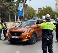 Kadıköy'de yayalara yol vermeyen sürücülere ceza kesildi