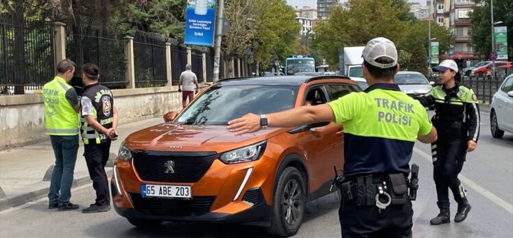 Kadıköy'de yayalara yol vermeyen sürücülere ceza kesildi