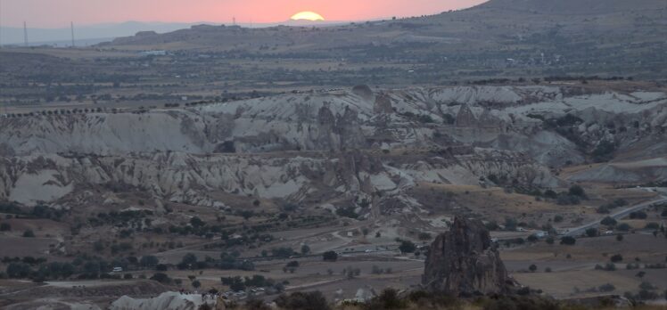 Kapadokya'da turistler sıcak havaya rağmen gün batımı keyfinden vazgeçmiyor