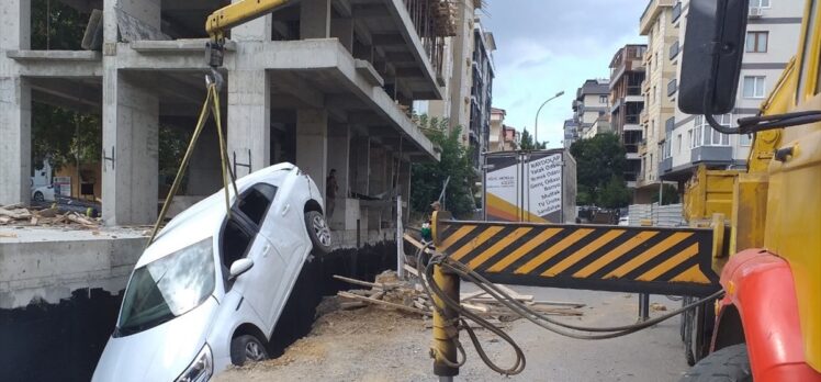 Kartal'da inşaat boşluğuna düşen otomobildeki bir kişi yaralandı