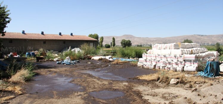 Kayseri'de enerji tesisinin patlayan gübre rögarı ekili tarlaya zarar verdi