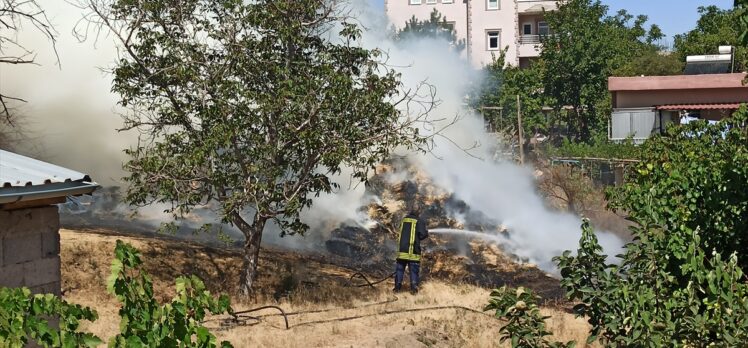 Kayseri'de saman balyalarının bulunduğu alanda çıkan yangın söndürüldü