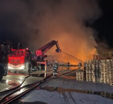 Kocaeli'de market deposunda çıkan yangın söndürüldü