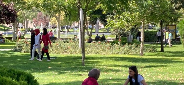 Konya'da aşırı sıcaktan bunalanlar park ve bahçelerde serinledi