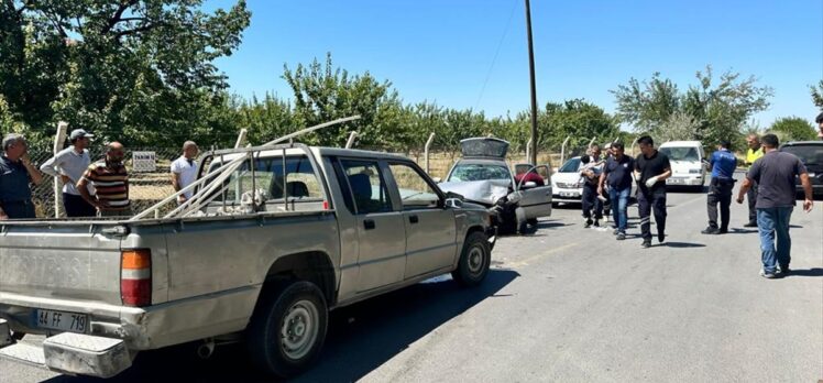 Malatya'da pikap ile otomobilin çarpıştığı kazada 6 kişi yaralandı