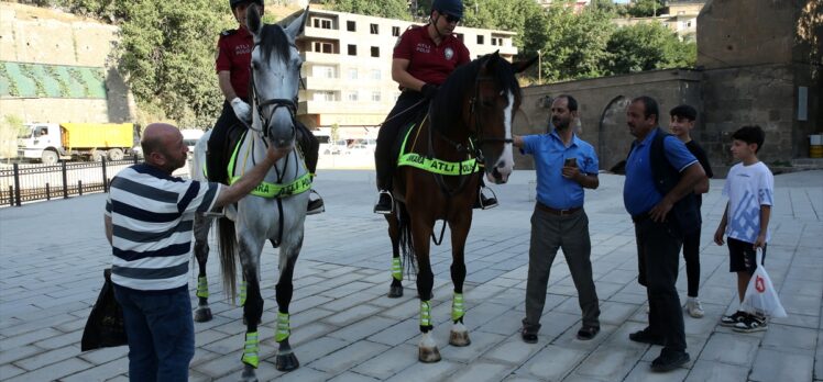 Malazgirt Zaferi kutlamalarına katılacak atlı polisler Bitlis'te devriye görevi yaptı