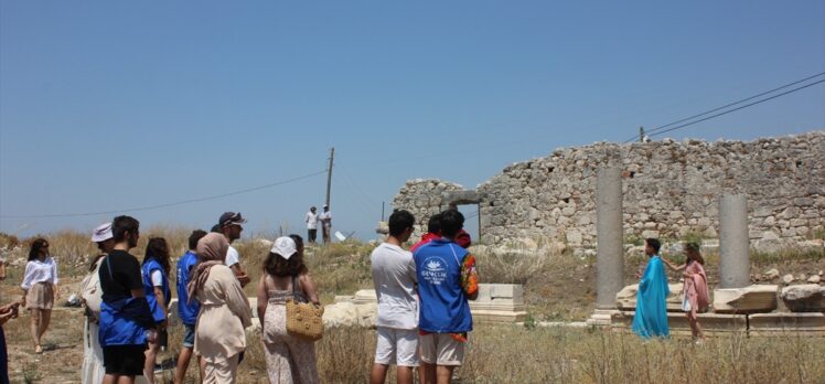 Muğla'da gönüllü gençler antik kentte kitap okudu, tiyatro sergiledi