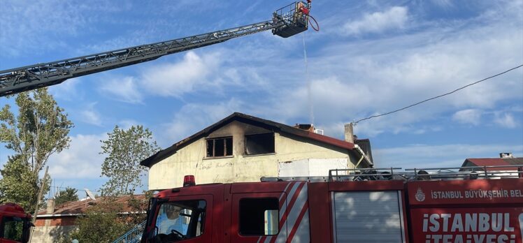 Pendik'te iş yerinin çatısı yandı