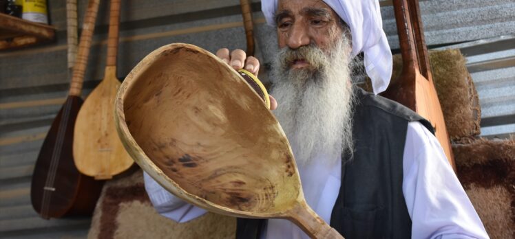 PKK nedeniyle evine dönemeyen Iraklı Yezidi, bağlama üreterek zorlu kamp hayatına tutunuyor