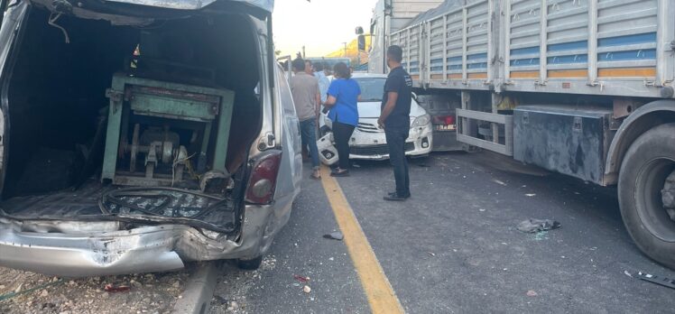 Şanlıurfa'da 9 aracın karıştığı trafik kazasında 5 kişi yaralandı