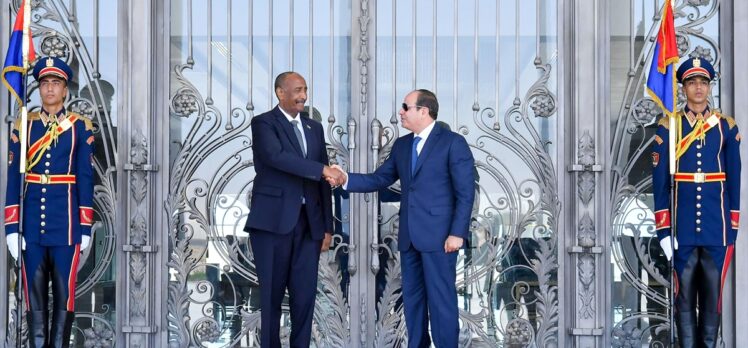 Sudan Egemenlik Konseyi Başkanı Burhan, Mısır Cumhurbaşkanı Sisi ile görüştü