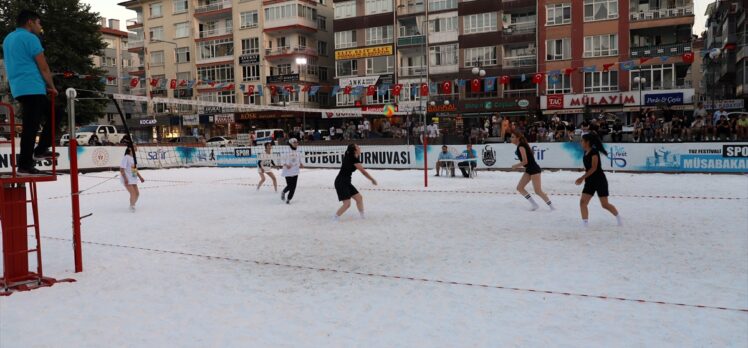 Tuz sahada voleybol maçı yaptılar