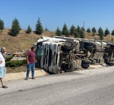 Yalova'da devrilen hurda yüklü tırda sıkışan sürücüyü vatandaşlar kurtardı