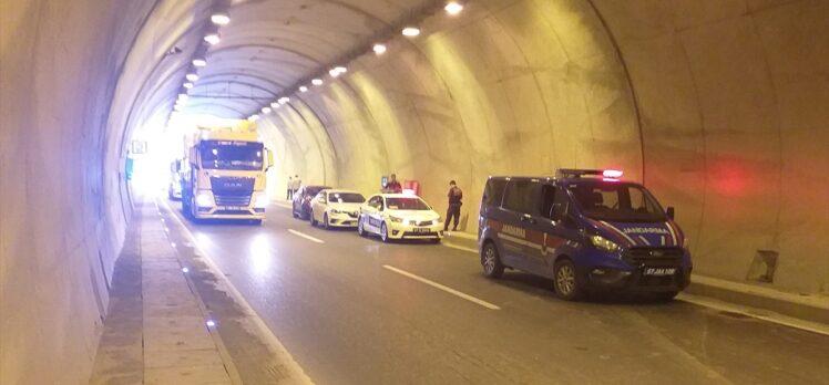 Zonguldak'ta yolcu otobüsü ile kamyonetin tünelde çarpıştığı kazada 3 kişi yaralandı