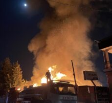 Adana'da  palet deposunda çıkan yangın hasara neden oldu