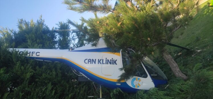 Afyonkarahisar'da bir helikopter otelin bahçesine inişte çarptığı ağaçların arasında kaldı