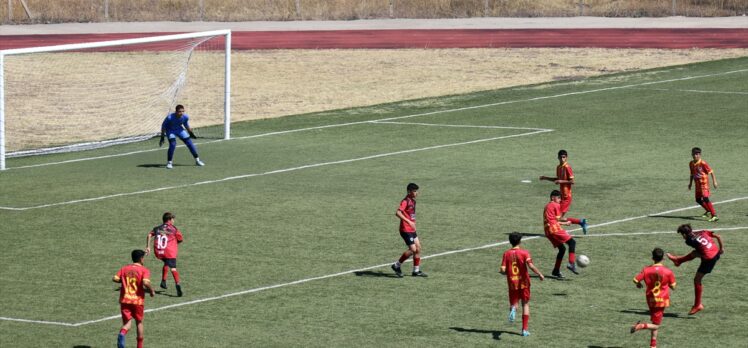 Ağrı'da depremzede çocukların katıldığı futbol turnuvasında yarı final maçları oynandı