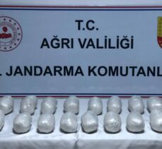 Ağrı'da düzensiz göçmenlerin sırt çantalarında 20 kilo 350 gram uyuşturucu ele geçirildi